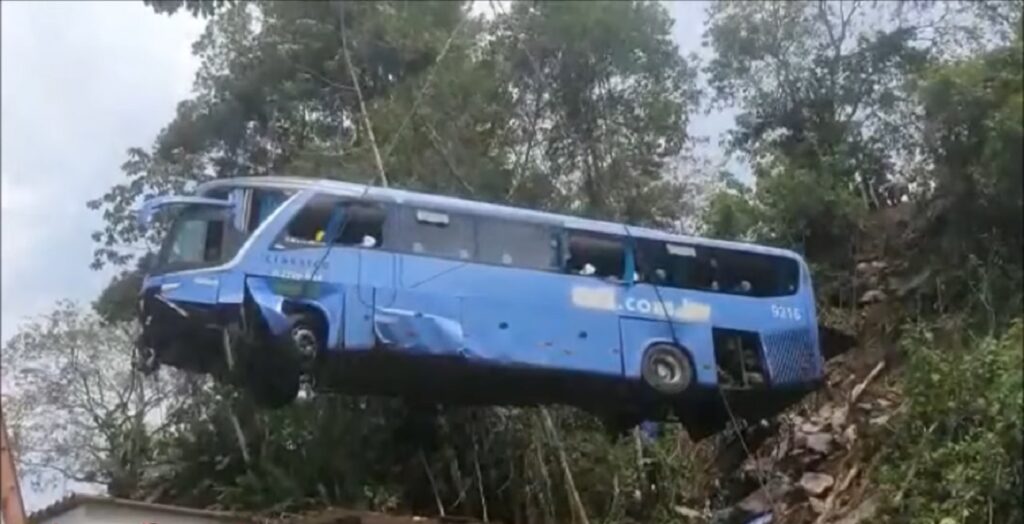 Ônibus chama a atenção por ser guinchado de forma diferente