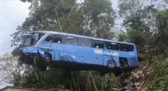 Ônibus chama a atenção por ser guinchado de forma diferente