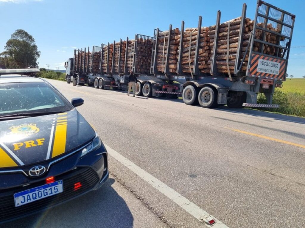 PRF flagra carreta com 22 toneladas de excesso de peso 