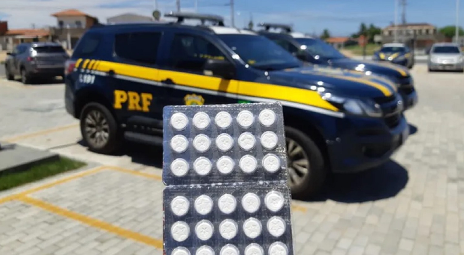 PRF para caminhoneiro após ultrapassagem perigosa e encontra 200 comprimidos de rebite