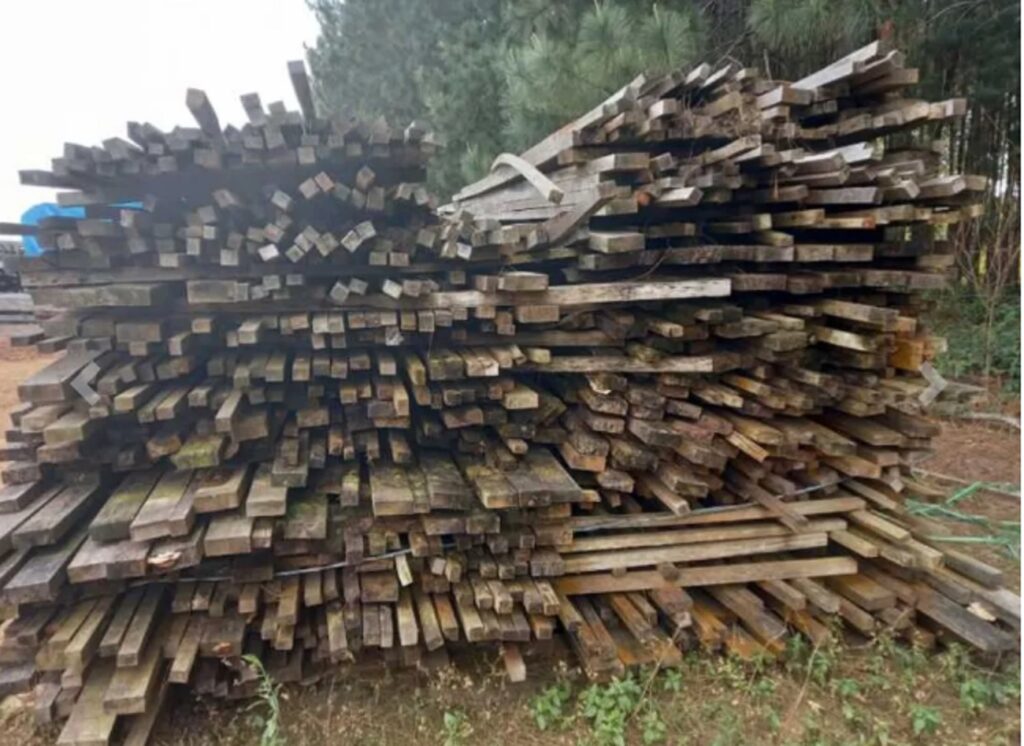 PRF realiza leilão de madeira apreendida de caminhões em Rondônia