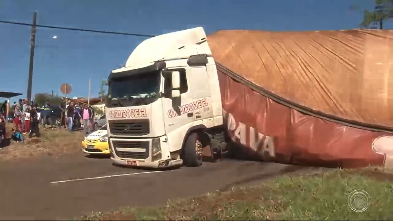 Populares saqueiam carga de cerveja em caminhão em Londrina