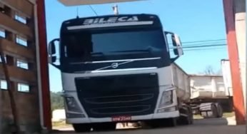 Veja uma manobra incrível de um caminhoneiro para entrar na empresa