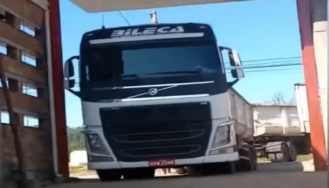 Veja uma manobra incrível de um caminhoneiro para entrar na empresa