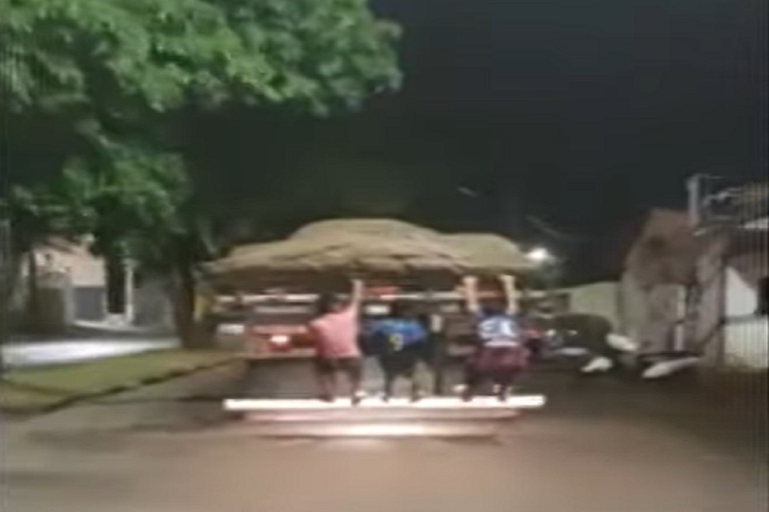 Vídeo mostra crianças brincando em ‘rabeira’ em caminhão que passava por via