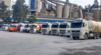 Como é efetuado o descarregamento do silo cebolão de um caminhão de cimento