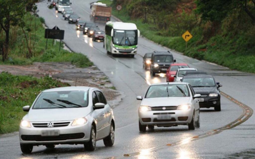 Afinal, manter o farol baixo aceso durante o dia em rodovias ainda é obrigatório?