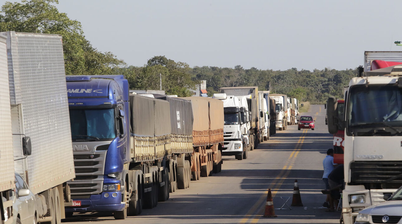 A fim de liberar os caminhoneiros para votarem, movimento quer suspender os fretes a partir do dia 28