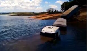 Balsa desmonta e caminhão cai em rio