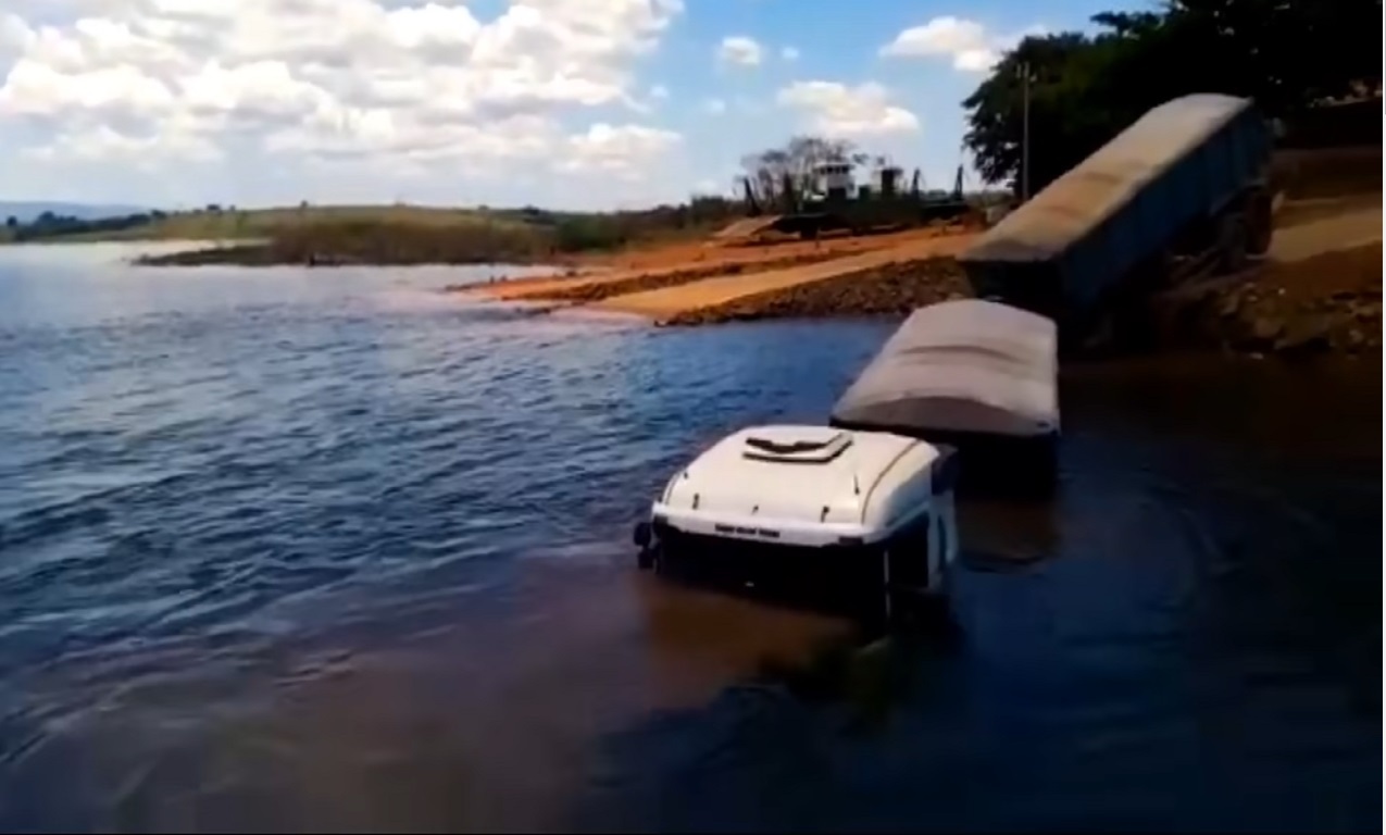 Balsa desmonta e caminhão cai em rio
