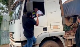 Bolsonaro dirige caminhão para ganhar votos da classe dos caminhoneiros