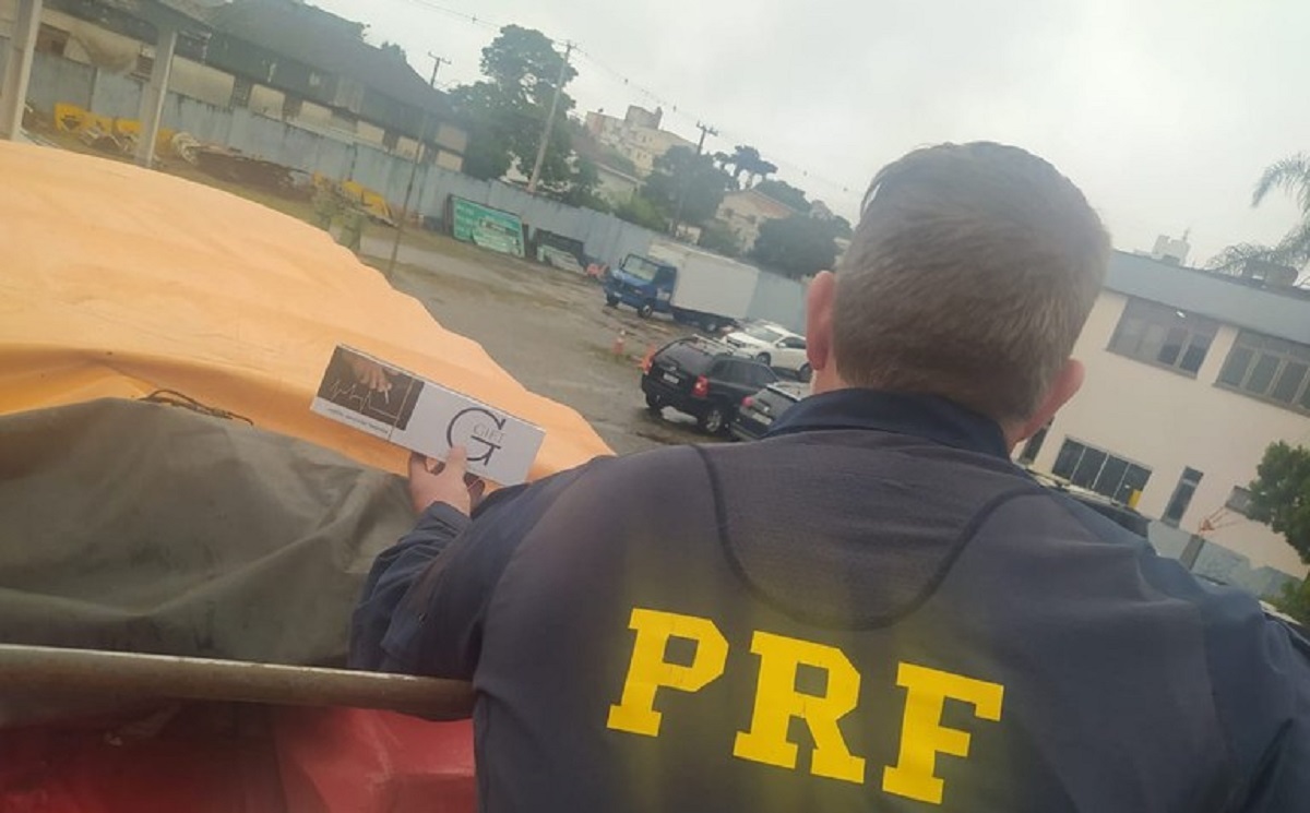 Caminhão carregado com cigarros contrabandeados é apreendido pela PRF