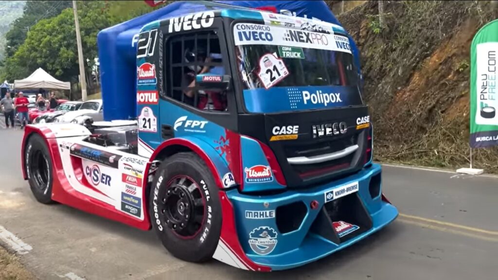 Caminhão de 1000cv, da IVECO, dá um show na subida da serra de Monte Alegre do Sul