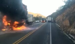 Caminhão é saqueado enquanto pegava fogo