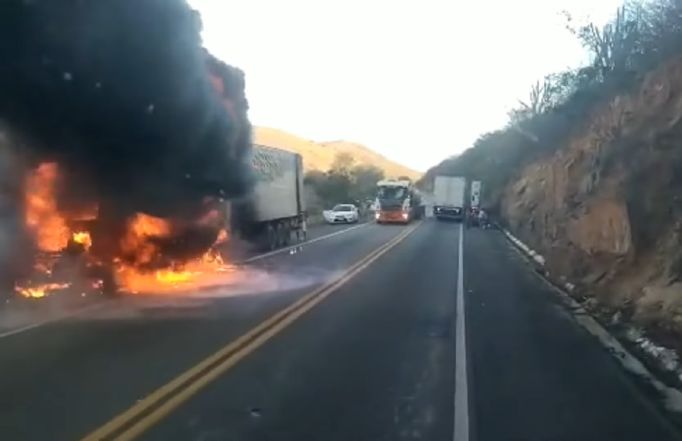 Caminhão é saqueado enquanto pegava fogo
