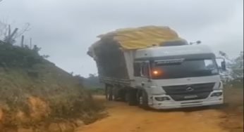 Caminhão não aguenta e carga de areia cai durante curva