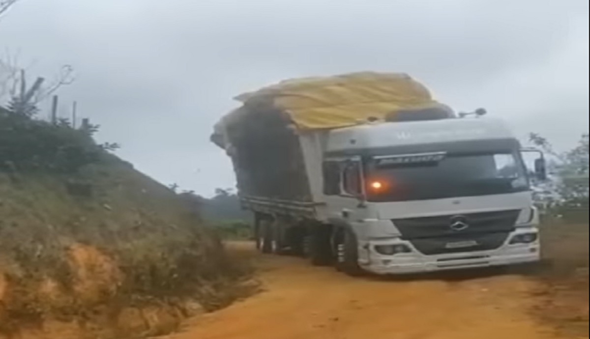 Caminhão não aguenta e carga de areia cai durante curva