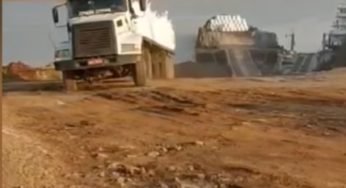 Caminhoneiro bom de direção faz manobra incrível