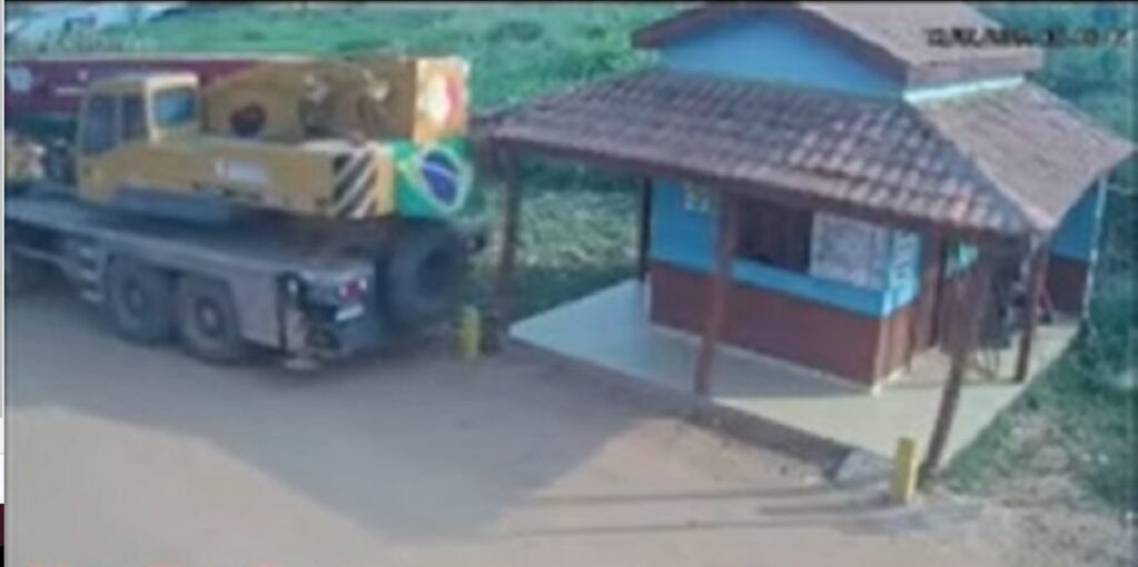 Caminhoneiro desatento quase derruba casa