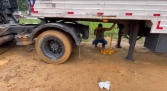 Caminhoneiro faz gambiarra para conseguir engatar carreta em barro
