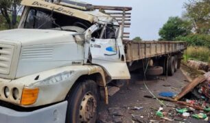 Caminhoneiro morre após veículo tombar no Paraná