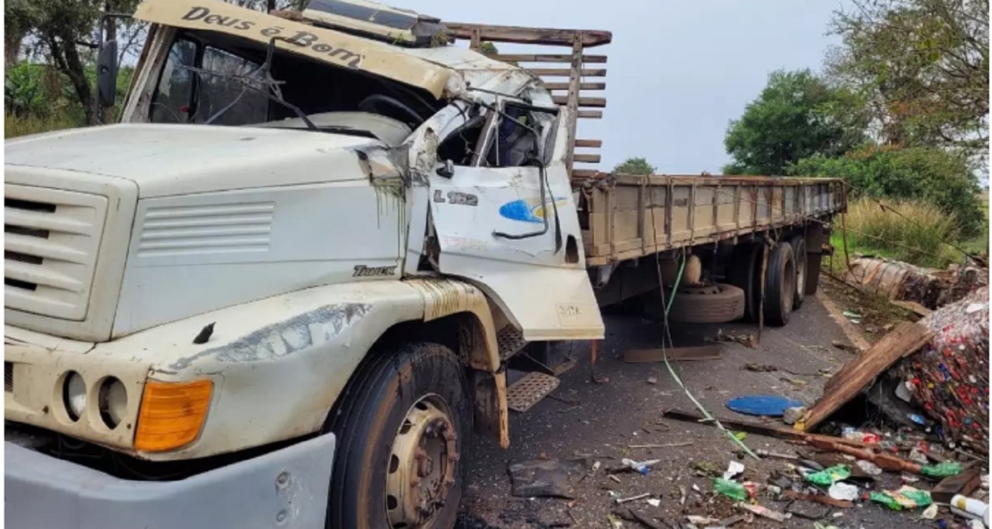 Caminhoneiro Morre Após Veículo Tombar No Paraná