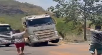 Caminhoneiro quase tomba veículo ao realizar manobra difícil