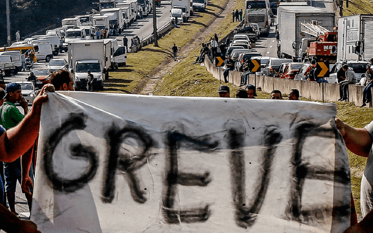 Caminhoneiros decidem fazer paralisação para apoiar Bolsonaro