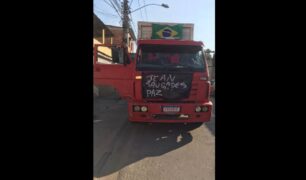 Caminhoneiros fazem homenagem a colega morto no Rio de Janeiro