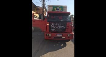 Caminhoneiros fazem homenagem a colega morto no Rio de Janeiro