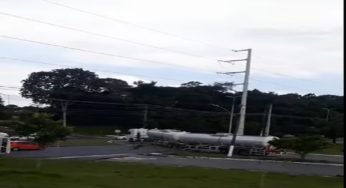 Caminhoneiros viram chacota por não realizarem manobra corretamente