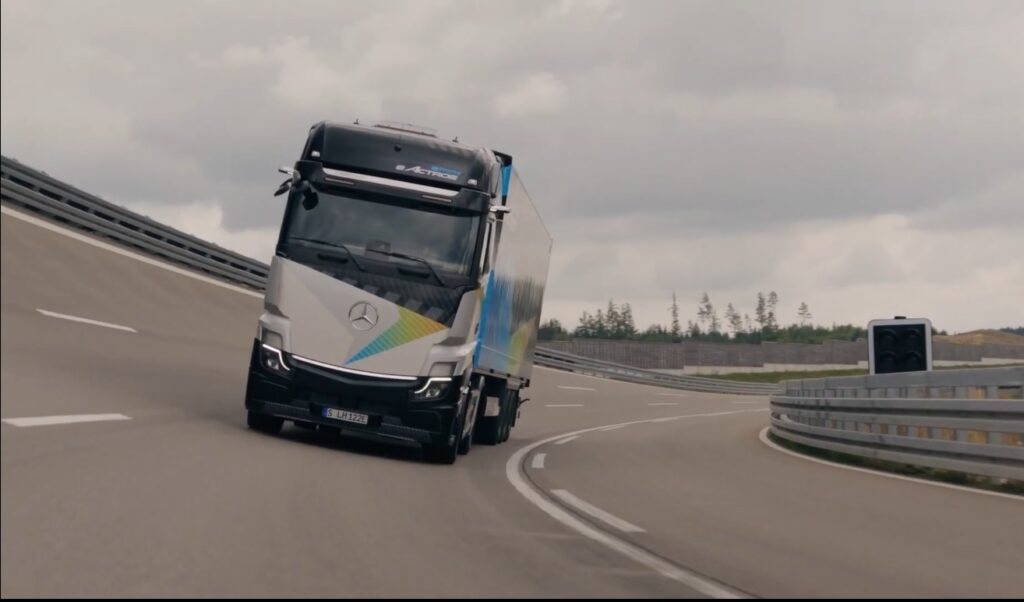 Conheça o novo caminhão elétrico da Mercedes o eActros Long Haul