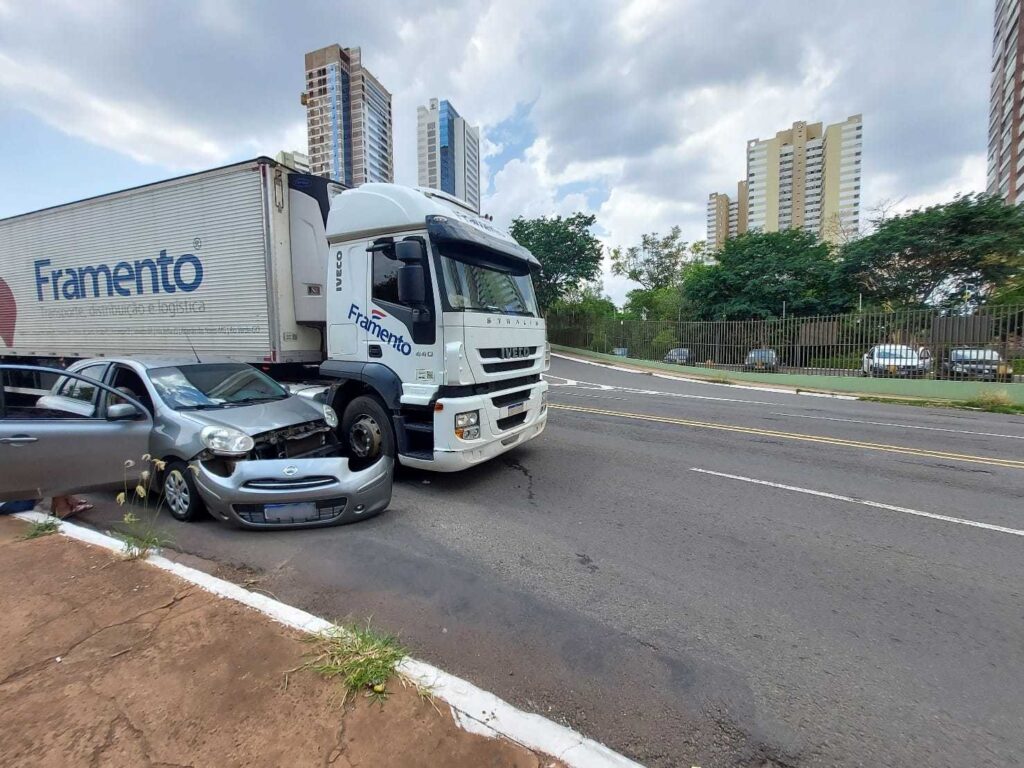 Entenda porque não deve parar seu carro ao lado de um caminhão