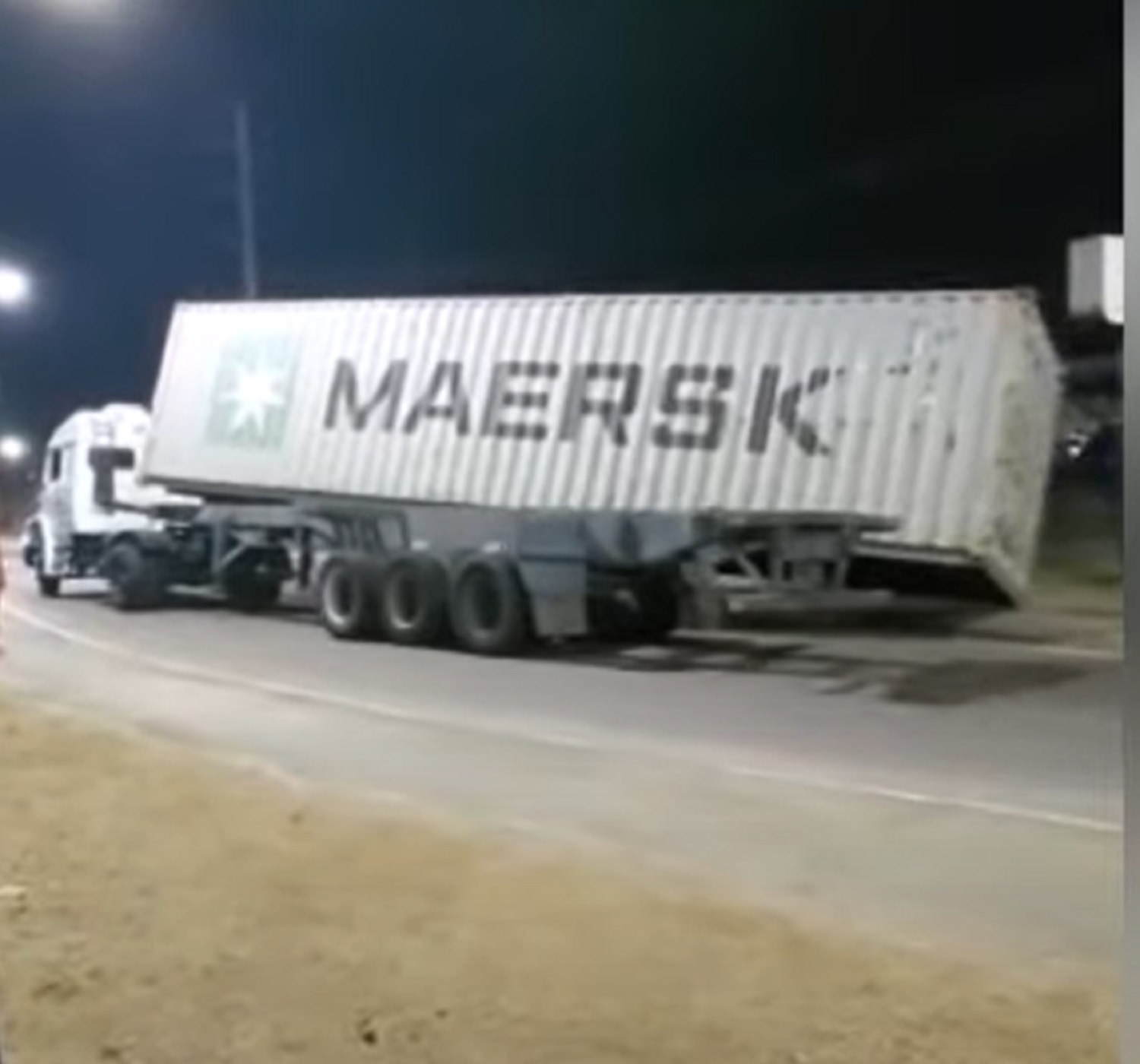 Flagrante de container caindo de carreta