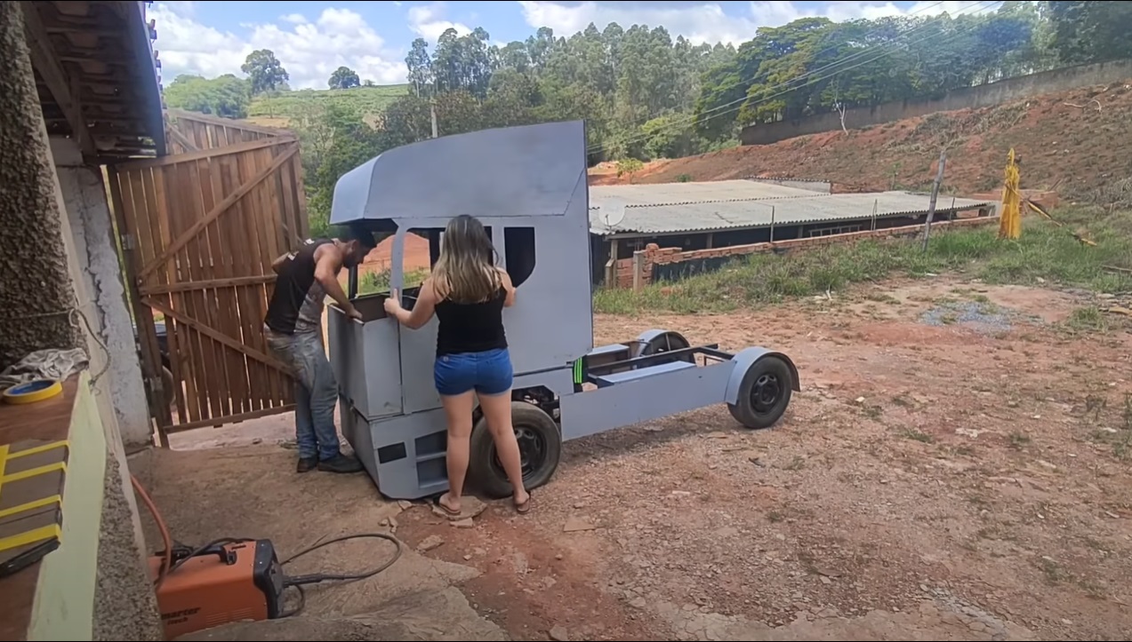Homem constrói caminhão na garagem de casa