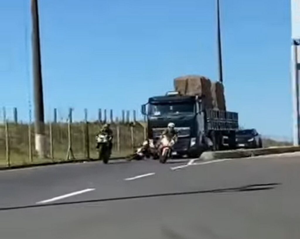 Motociclista é atropelado por caminhoneiro enquanto trafegava no ponto cego do caminhão