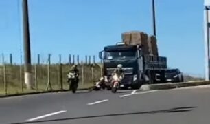 Motociclista é atropelado por caminhoneiro enquanto trafegava no ponto cego do caminhão