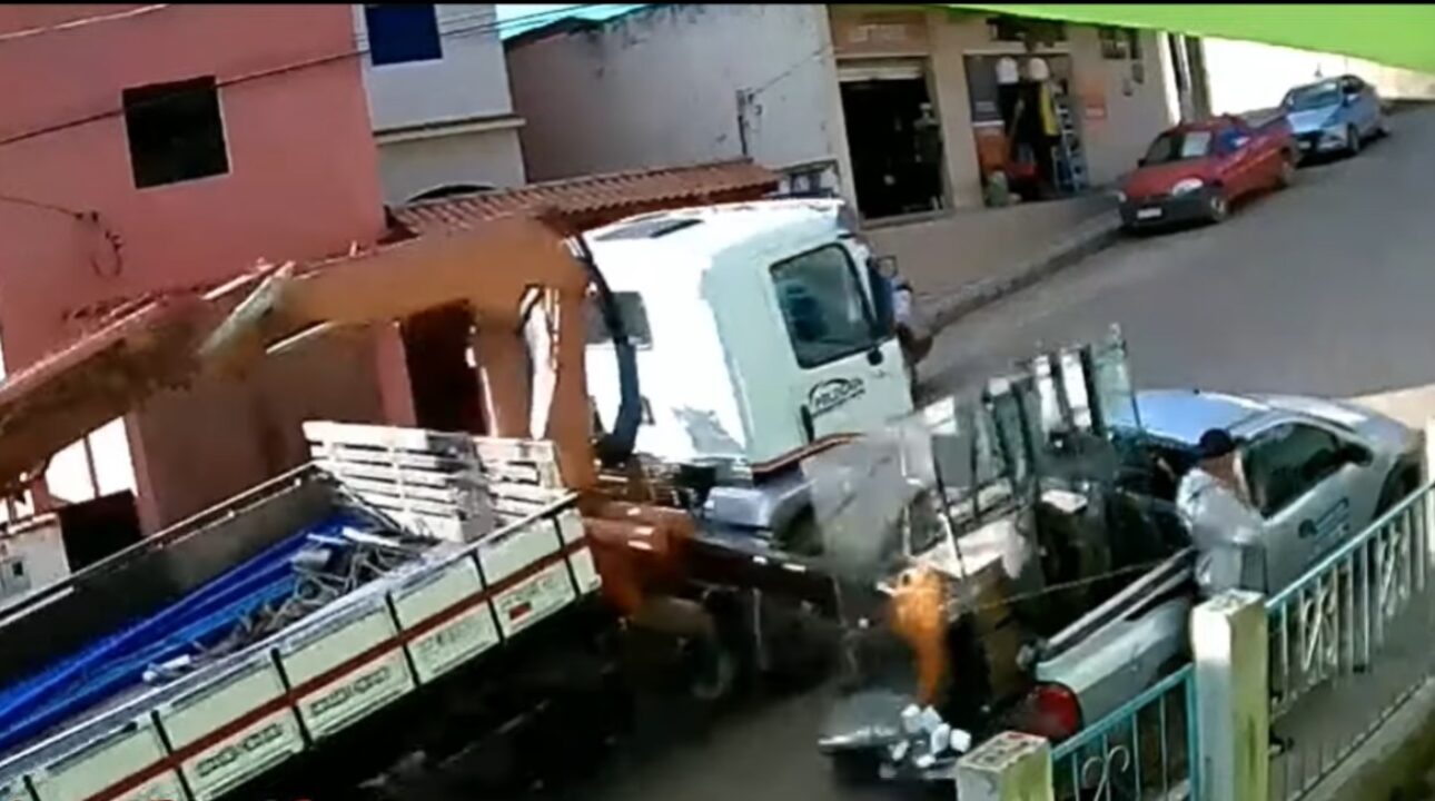 Motorista de caminhão munck faz o maior estrago