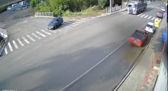 Motorista faz manobra proibida e bate em caminhão