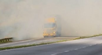 O que o caminhoneiro deve fazer ao se deparar com uma nuvem de fumaça?