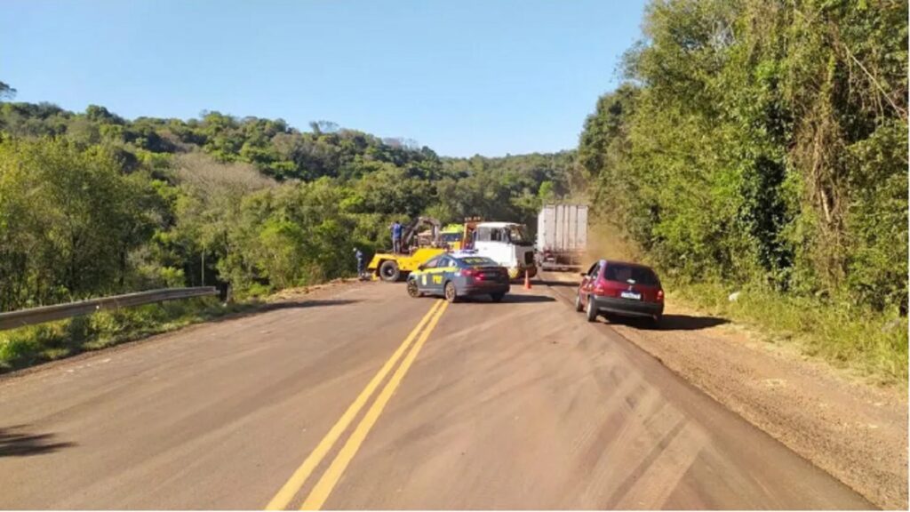 PRF afirma que caminhoneiro morreu após cair de barranco querendo ver acidente