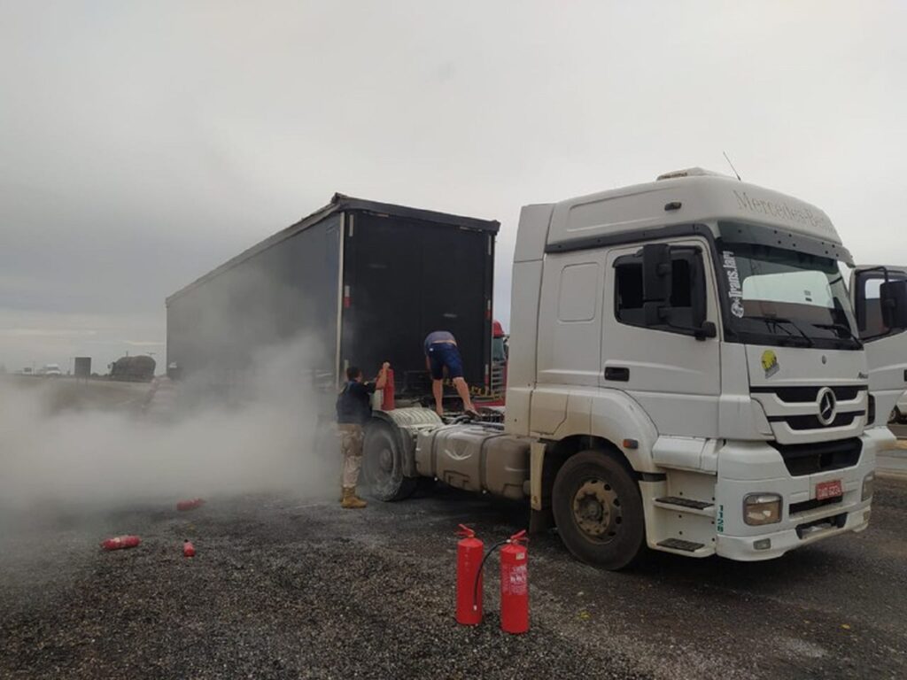 PRF impede incêndio em Carreta utilizando mais de 16 extintores