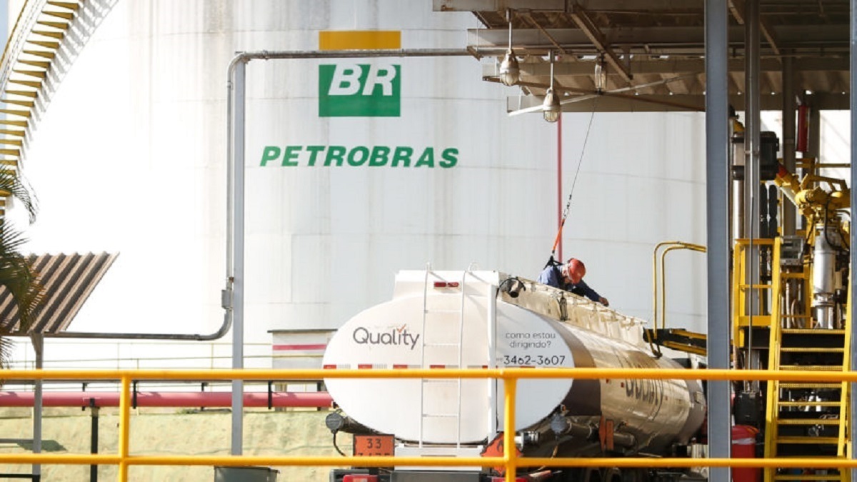 Petrobras anuncia que não repassa de imediato volatilidade na cotação do combustível para o consumidor