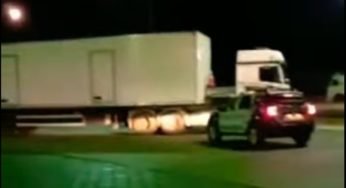 Policiais acordam caminhoneiros dormindo durante a noite