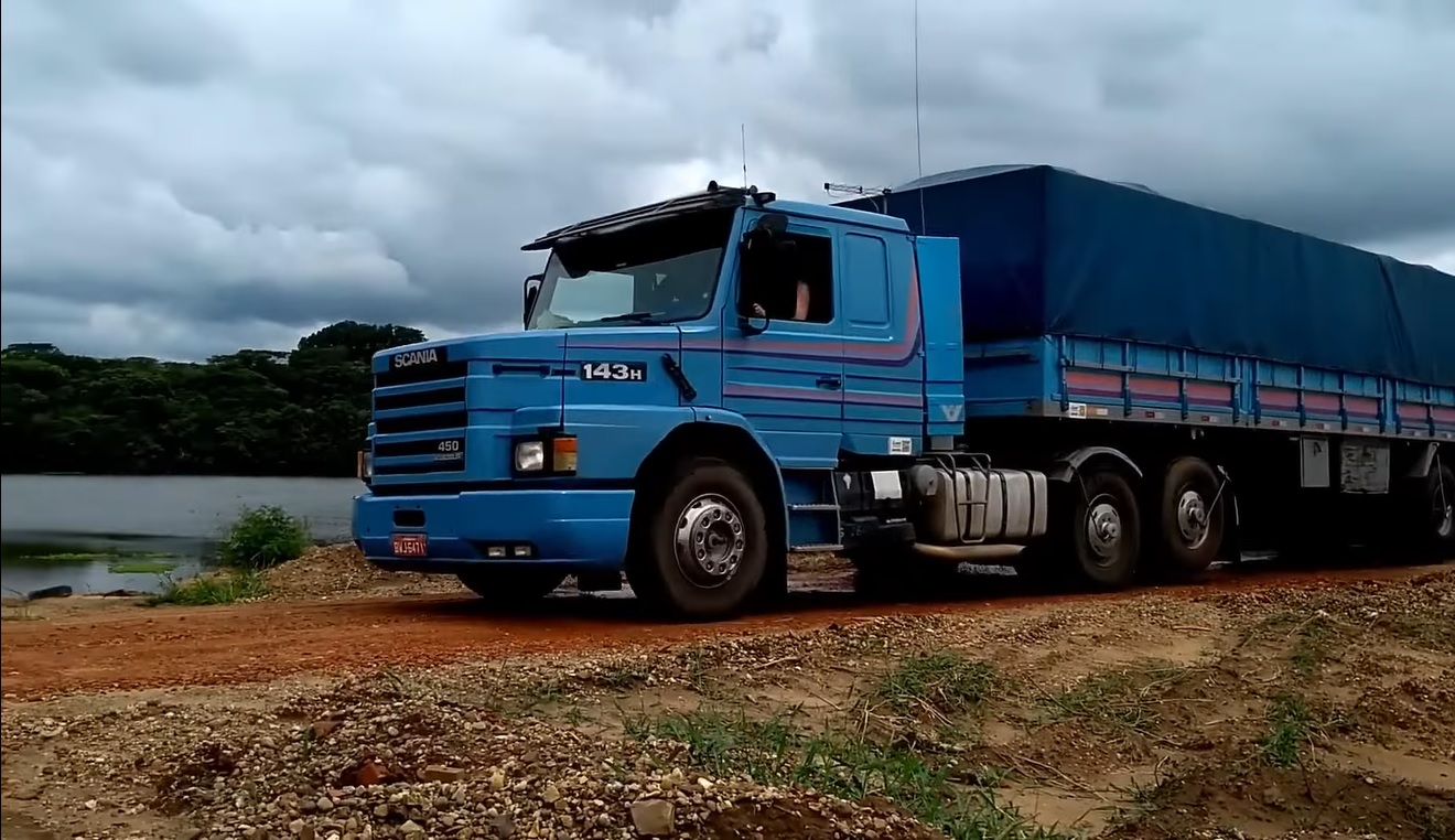 Scania T 143 o último V8 bicudo da marca no Brasil