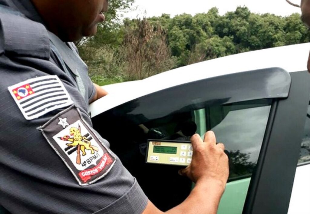 Veja os acessórios proibidos nos vidros automotivos