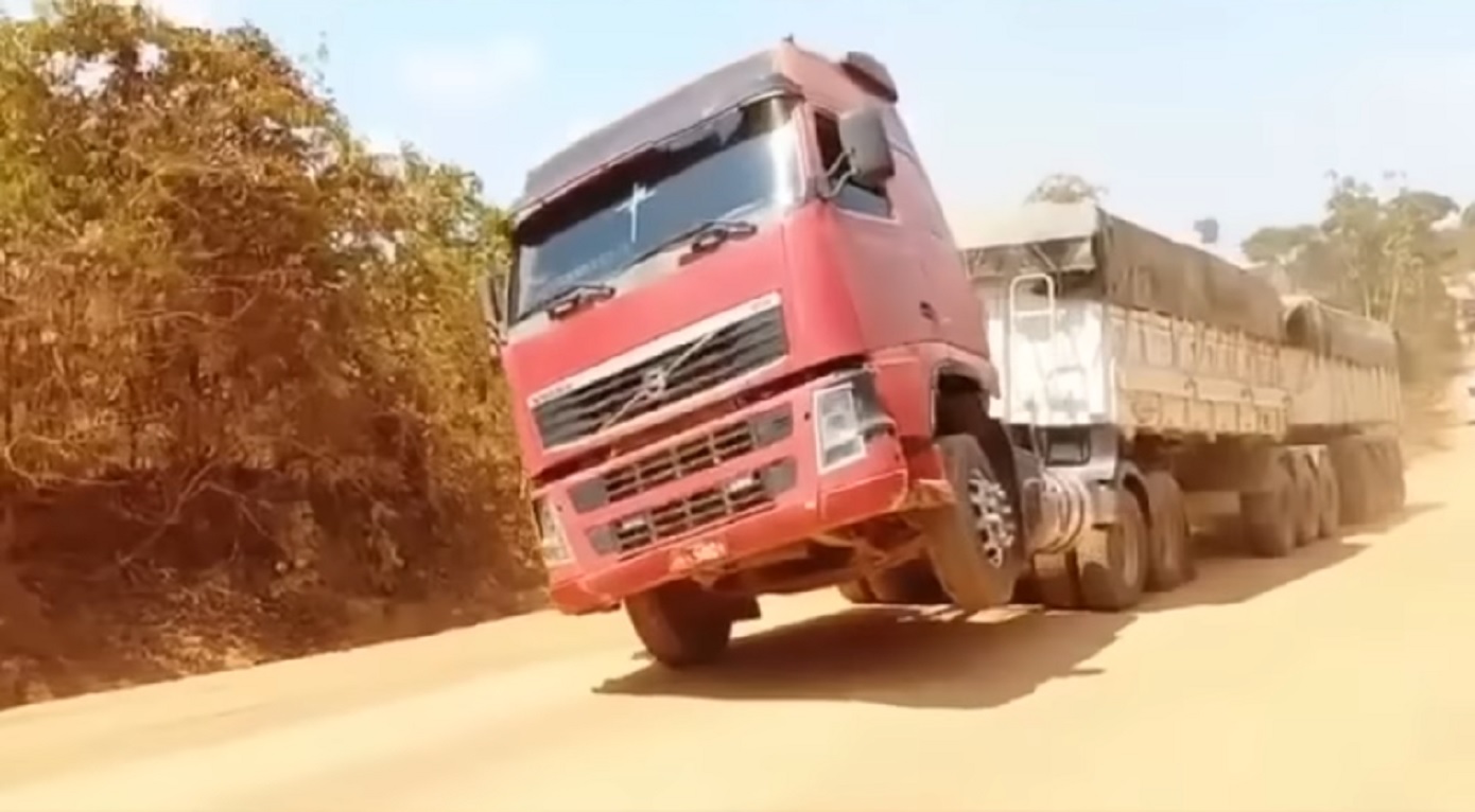 Volvo FH passa por dificuldades ao trafegar em estrada de terra