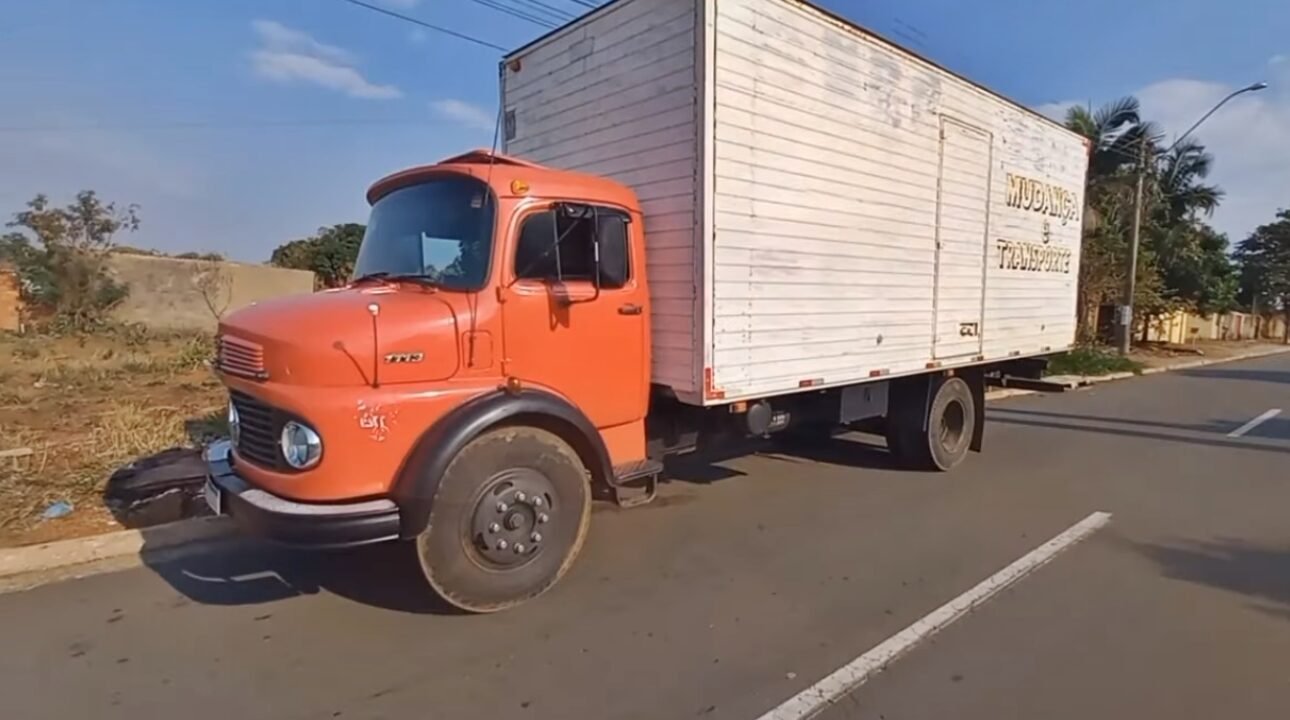 Esse caminhão é bruto e muitos caminhoneiros adoram por serem confiáveis e resistentes