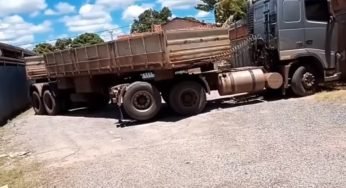 Caminhoneiro surpreende a todos ao realizar uma manobra difícil.