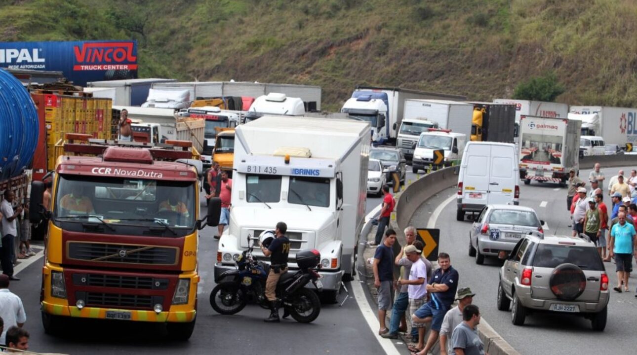 Caminhoneiros bloqueiam a BR-163 em MT logo após a divulgação da vitória de Lula